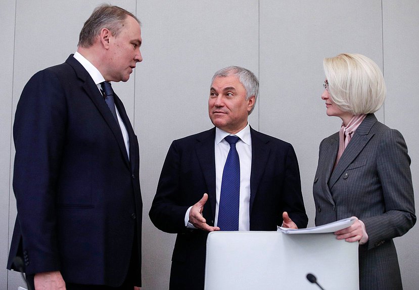 Председатель Государственной Думы Вячеслав Володин и заместители Председателя Государственной Думы Петр Толстой и Виктория Абрамченко