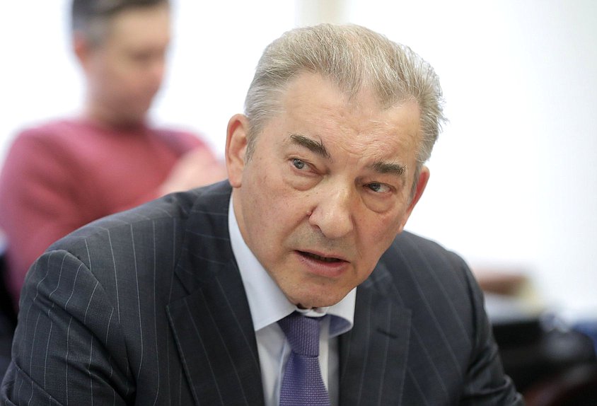 Член Комитета по физической культуре и спорту Владислав Третьяк