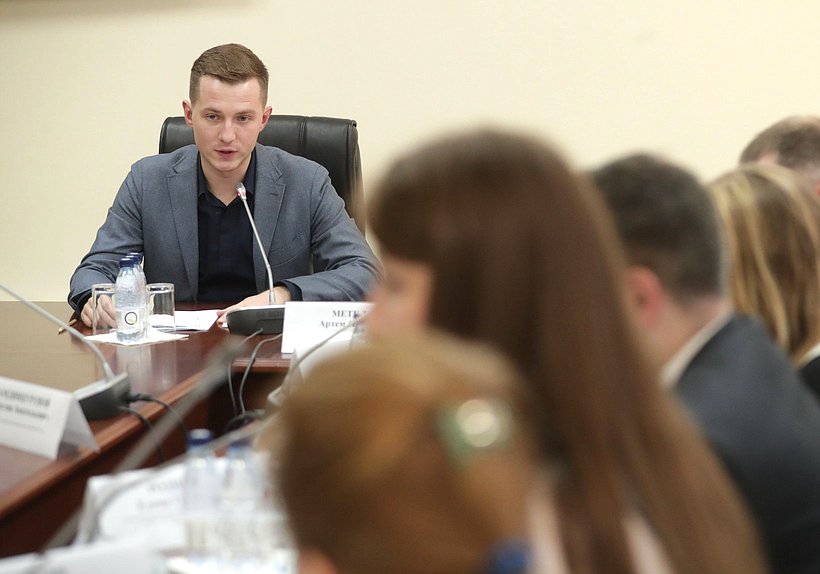 Председатель Комитета по молодежной политике Артем Метелев
