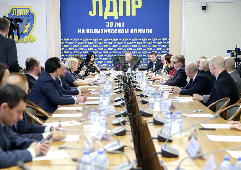 Круглый стол Комитета по труду, социальной политике и делам ветеранов на тему «Влияние социальных факторов на здоровье и продолжительность жизни»