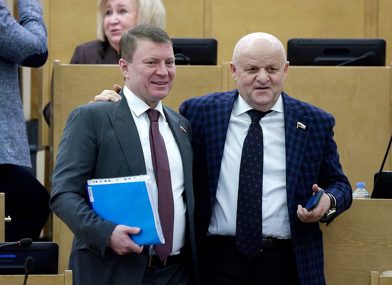 Член Комитета по транспорту и развитию транспортной инфраструктуры Сергей Еремин и член Комитета по безопасности и противодействию коррупции Абдулхаким Гаджиев