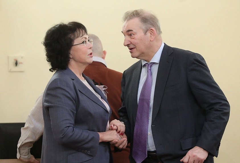 Заместитель Председателя Счетной палаты Галина Изотова и член Комитета по физической культуре и спорту Владислав Третьяк