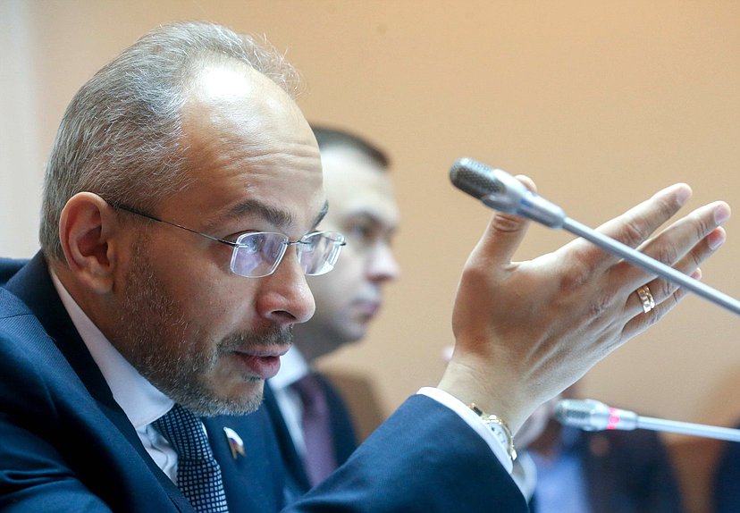 Председатель Комитета по природным ресурсам, собственности и земельным отношениям Николай Николаев