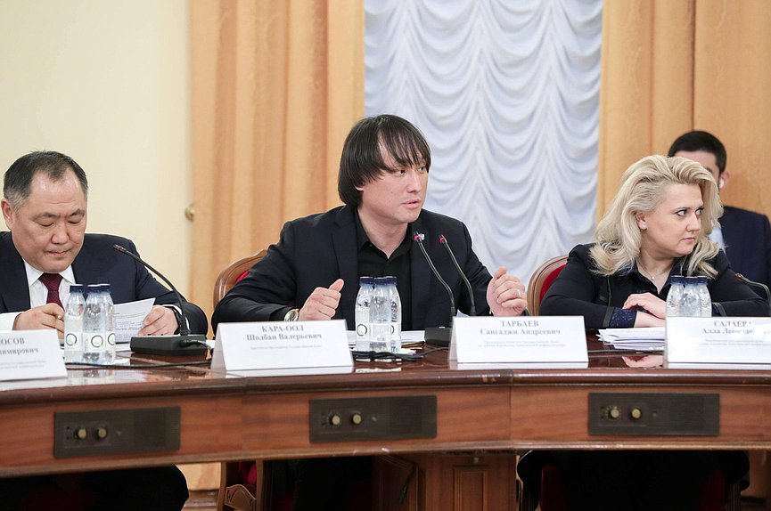 Заместитель Председателя Государственной Думы Шолбан Кара-оол, Председатель Комитета по туризму и развитию туристической инфраструктуры Сангаджи Тарбаев и член Комитета Алла Салаева