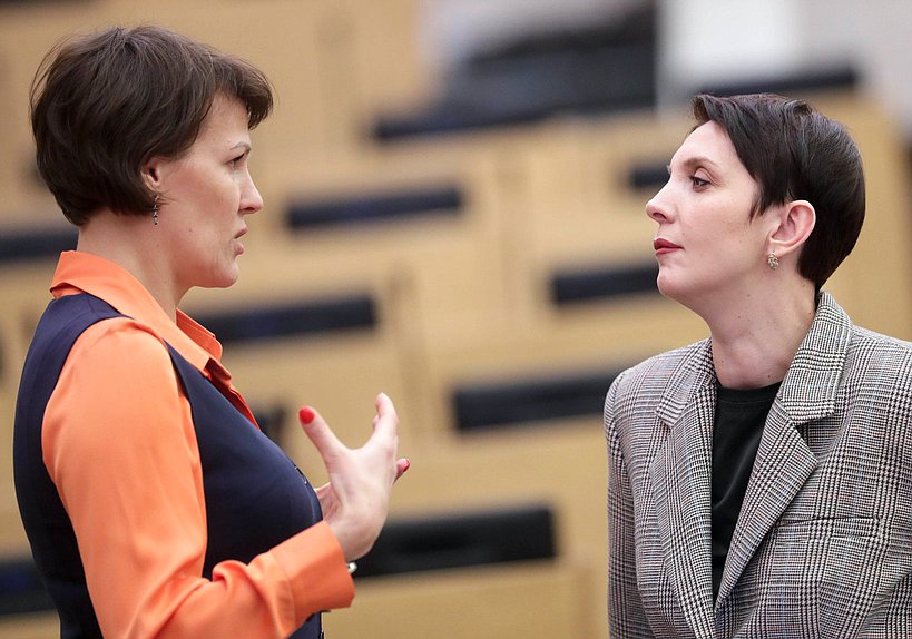 Член Комитета по защите конкуренции Ирина Филатова и заместитель Председателя Комитета по экологии, природным ресурсам и охране окружающей среды Жанна Рябцева