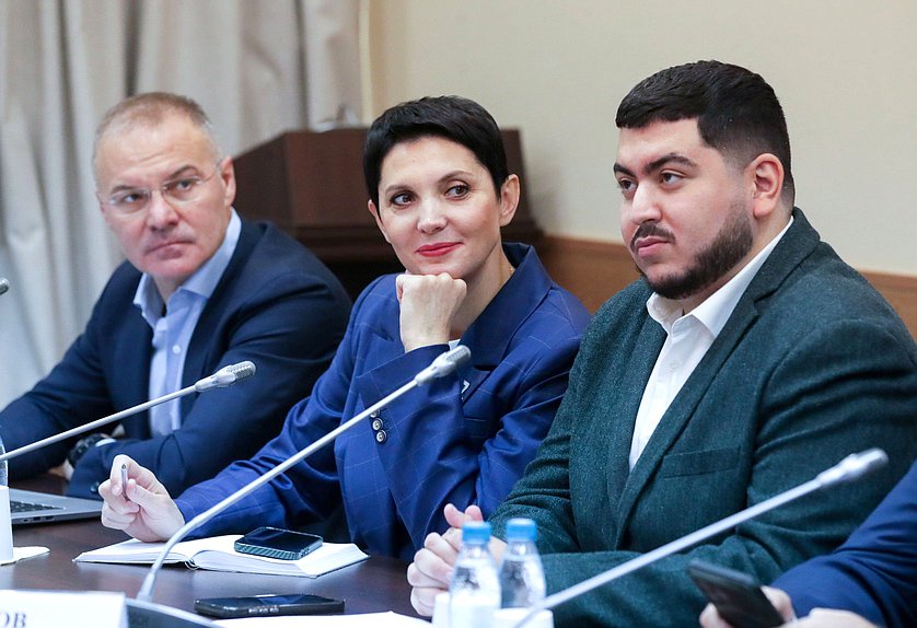 Заместители председателя Комитета по экологии, природным ресурсам и охране окружающей среды Александр Коган, Жанна Рябцева и Георгий Арапов