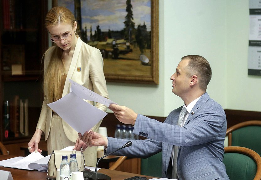 Член Комитета по международным делам Мария Бутина и заместитель Председателя Комитета по охране здоровья Сергей Леонов