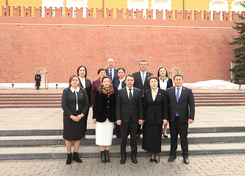 Председатель Жогорку Кенеша Киргизской Республики Марлен Маматалиев и члены делегации возложили цветы к Могиле Неизвестного солдата