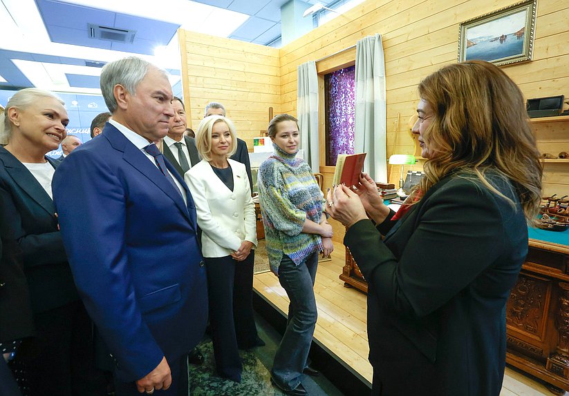 Председатель Государственной Думы Вячеслав Володин и директор Музея кино Лариса Баженова