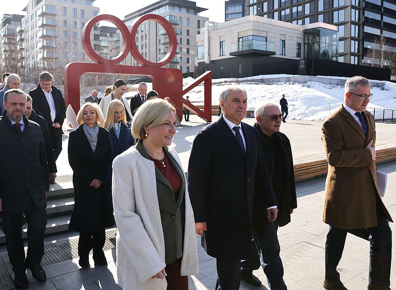 Министр культуры РФ Ольга Любимова, Председатель Государственной Думы Вячеслав Володин и Генеральный директор киноконцерна «Мосфильм» Карен Шахназаров