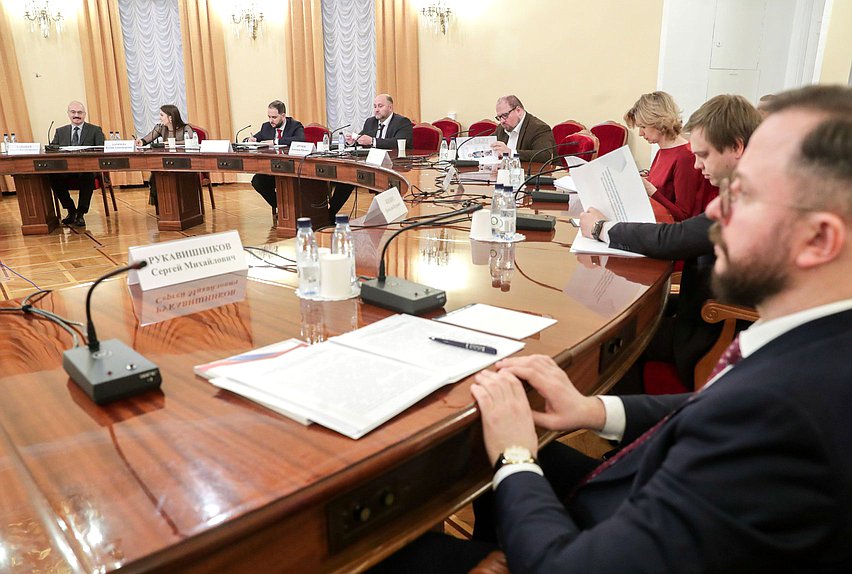 Круглый стол на тему «Системные изменения в законодательстве РФ в сфере образования как механизм снижения административной нагрузки на образовательные организации в условиях кризиса»