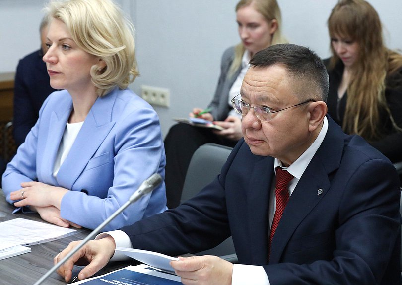 Министр строительства и ЖКХ РФ Ирек Файзуллин и аудитор Счетной палаты РФ Наталья Трунова