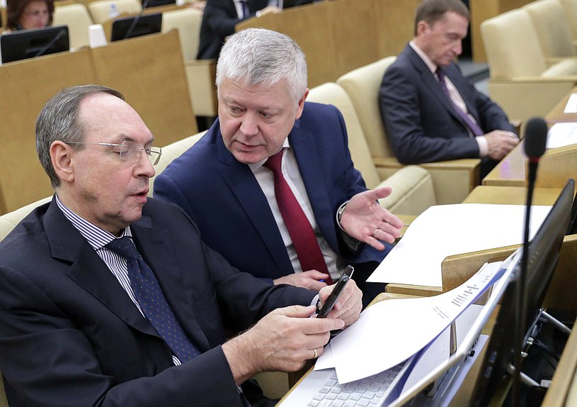 Председатель Комитета по образованию и науке Вячеслав Никонов и Председатель Комитета по безопасности и противодействию коррупции Василий Пискарев