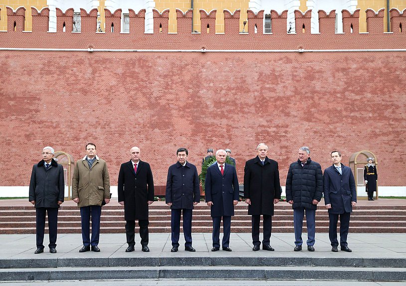 Вячеслав Володин и главы делегаций стран — членов ПА ОДКБ возложили цветы к Могиле Неизвестного Солдата