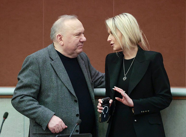 Заместитель Председателя Комитета по развитию гражданского общества, вопросам общественных и религиозных объединений Владимир Шаманов и Председатель Комитета Яна Лантратова