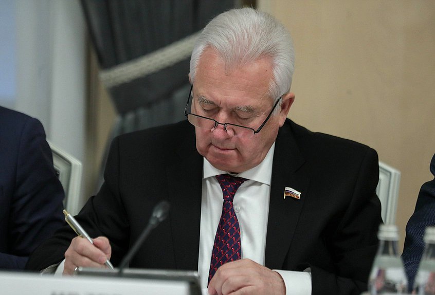 Член Комитета по контролю Леонид Ивлев