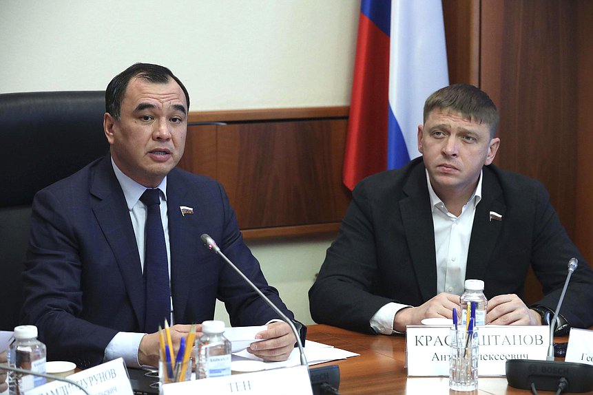 Первый заместитель Председателя Комитета по вопросам собственности, земельным и имущественным отношениям Сергей Тен и член Комитета по туризму и развитию туристической инфраструктуры Антон Красноштанов