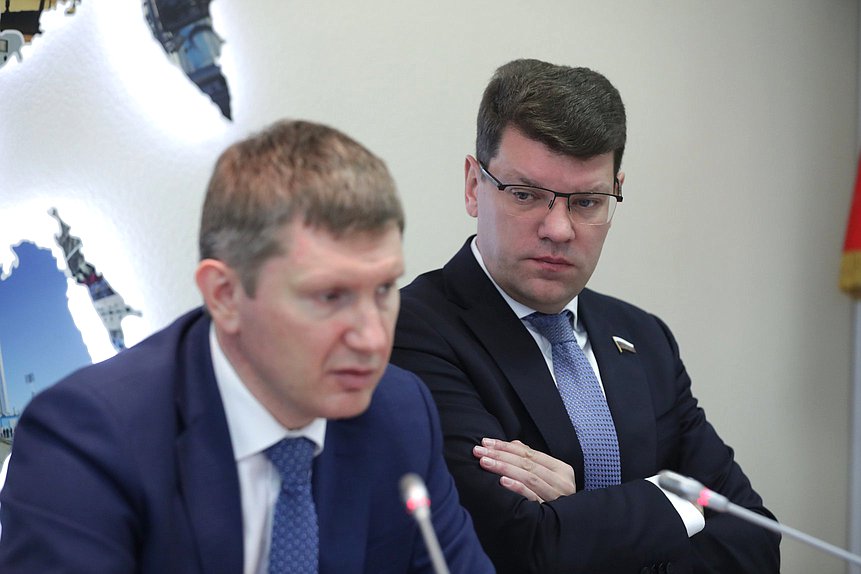 Министр экономического развития РФ Максим Решетников и Первый заместитель Председателя Комитета по экономической политике Денис Кравченко