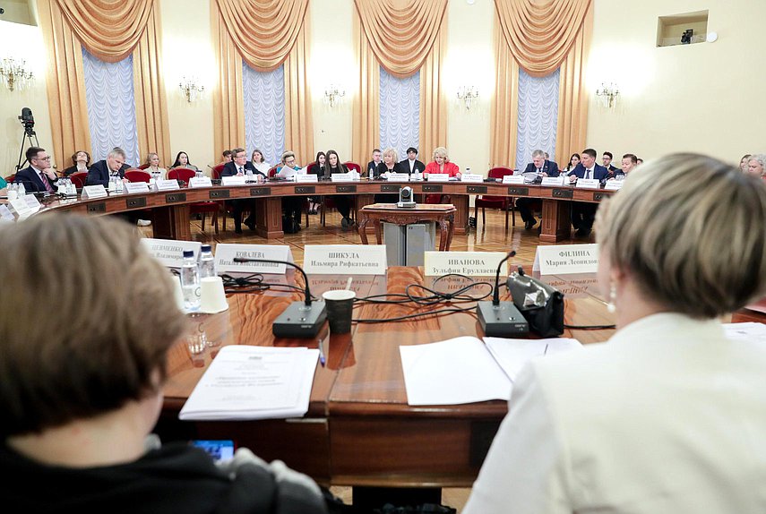 Круглый стол Комитета по вопросам семьи, женщин и детей на тему «Правовое положение многодетных семей в РФ»