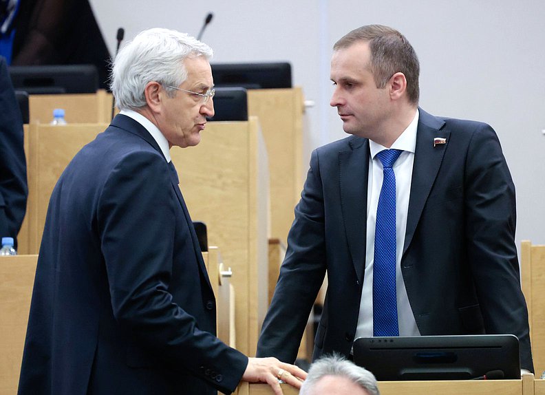 Первый заместитель Председателя Комитета по охране здоровья Леонид Огуль и Председатель Комитета Сергей Леонов