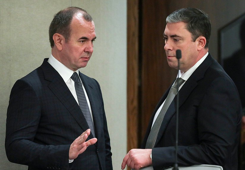 Статс-секретарь — заместитель Министра сельского хозяйства РФ Иван Лебедев (слева)