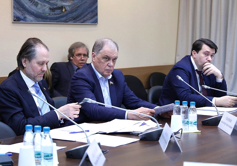 Член Комитета по экологии, природным ресурсам и охране окружающей среды Владимир Сысоев, Александр Скачков и заместитель Председателя Комитета Олег Лебедев