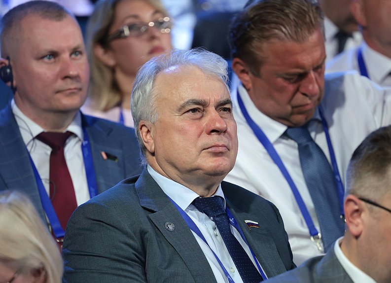 Primer Jefe Adjunto del Comité de Energía Pavel Zavalny. Sesión plenaria del Foro Internacional “Gran legado – futuro común”