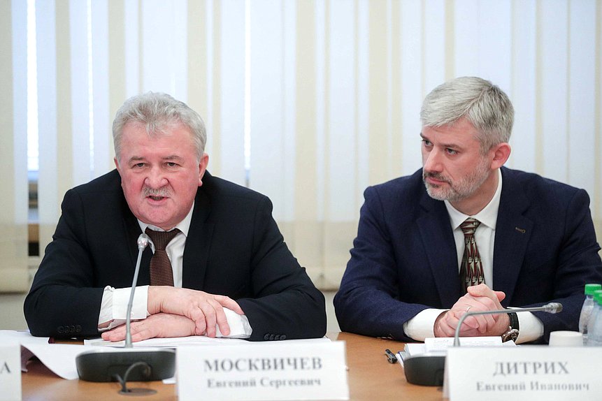 Председатель Комитета по транспорту и строительству Евгений Москвичев и Министр транспорта РФ Евгений Дитрих