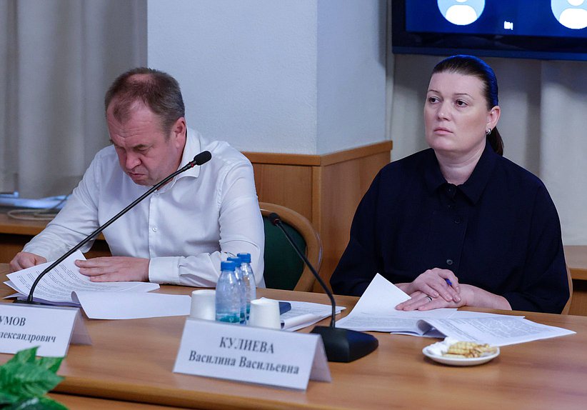 Заместитель Председателя Комитета по экономической политике Станислав Наумов и член Комитета по защите семьи, вопросам отцовства, материнства и детства Василина Кулиева