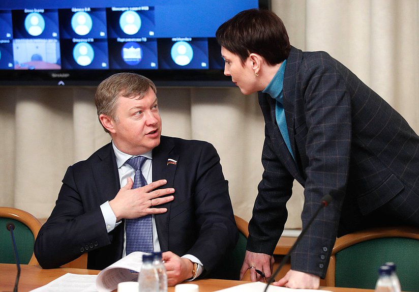 Заместители Председателя Комитета по экологии, природным ресурсам и охране окружающей среды Евгений Марков и Жанна Рябцева