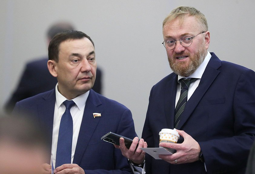 Член Комитета по строительству и жилищно-коммунальному хозяйству Марат Нуриев и заместитель Председателя Комитета по вопросам семьи, женщин и детей Виталий Милонов