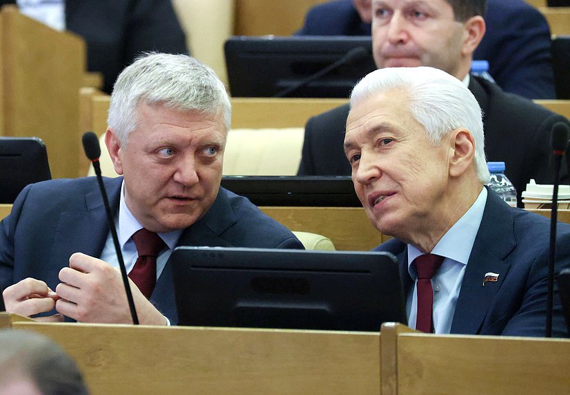 Член Комитета по государственному строительству и законодательству Дмитрий Вяткин и руководитель фракции "Единая Россия" Владимир Васильев