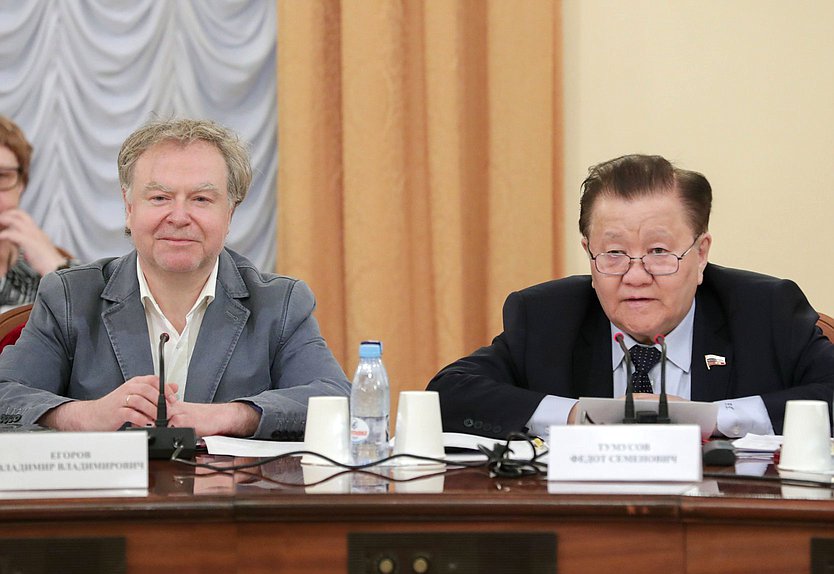 Первый заместитель Председателя Комитета по охране здоровья Федот Тумусов (справа)