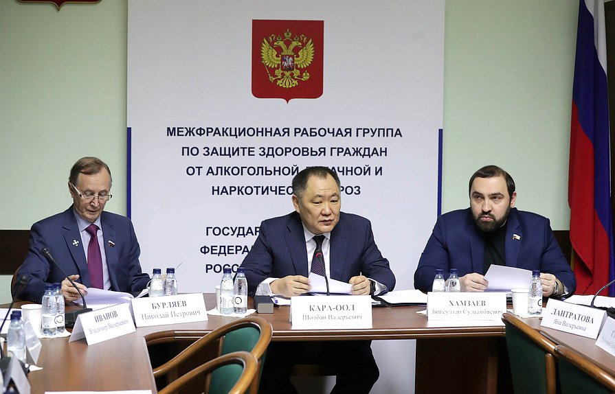 Первый заместитель Председателя Комитета по развитию гражданского общества, вопросам общественных и религиозных объединений Николай Бурляев, заместитель Председателя Государственной Думы Шолбан Кара-оол и член Комитета по безопасности и противодействию коррупции Бийсултан Хамзаев