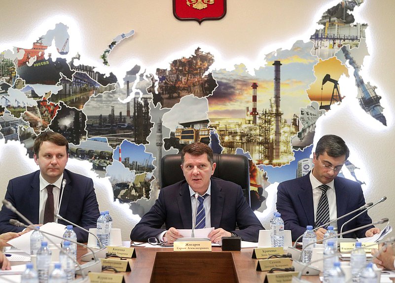Министр экономического развития РФ Максим Орешкин, Председатель Комитета по экономической политике, промышленности, инновационному развитию и предпринимательству Сергей Жигарев и Первый заместитель Председателя Комитета Владимир Гутенев