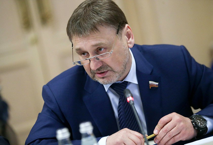 Член Совета Федерации Владимир Лебедев