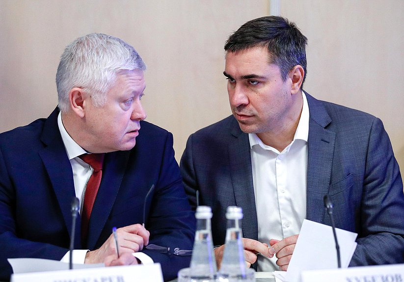 Председатель Комитета по безопасности и противодействию коррупции Василий Пискарев и Председатель Комитета по охране здоровья Дмитрий Хубезов