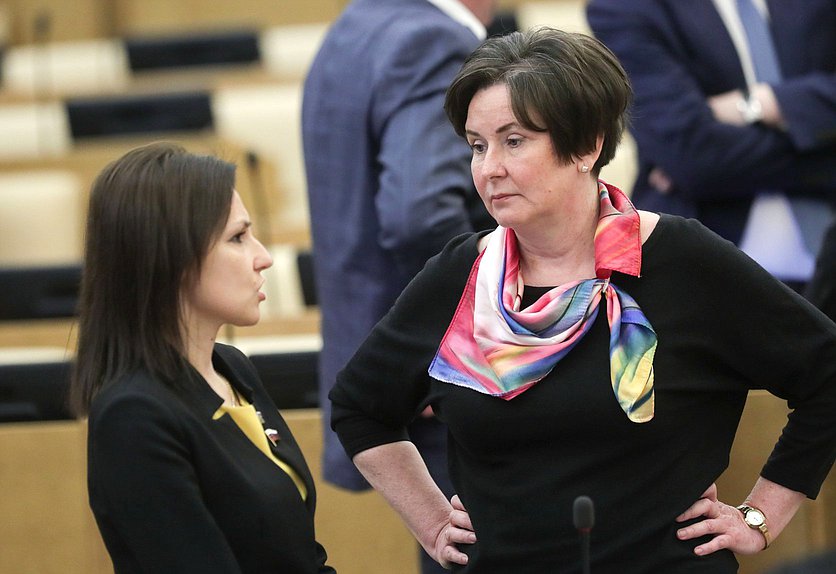 Член Комитета по труду, социальной политике и делам ветеранов Виктория Родина и заместитель Председателя Комитета по строительству и жилищно-коммунальному хозяйству Светлана Разворотнева