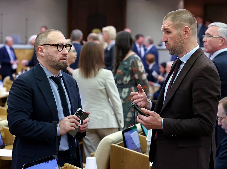 Заместитель Председателя Комитета по информационной политике, информационным технологиям и связи Антон Горелкин и Первый заместитель Председателя Комитета по физической культуре и спорту Дмитрий Пирог