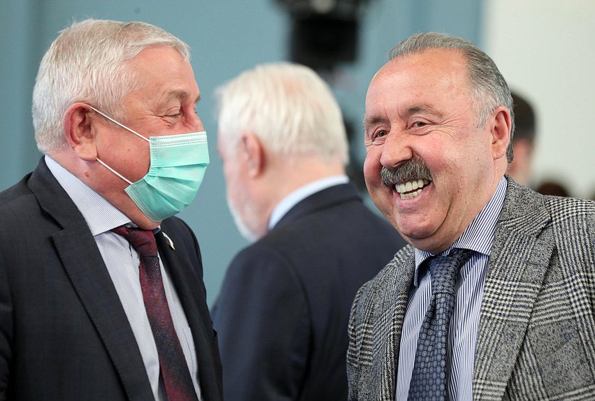 Председатель Комитета по региональной политике и проблемам Севера и Дальнего Востока Николай Харитонов и Председатель Комитета по делам национальностей Валерий Газзаев