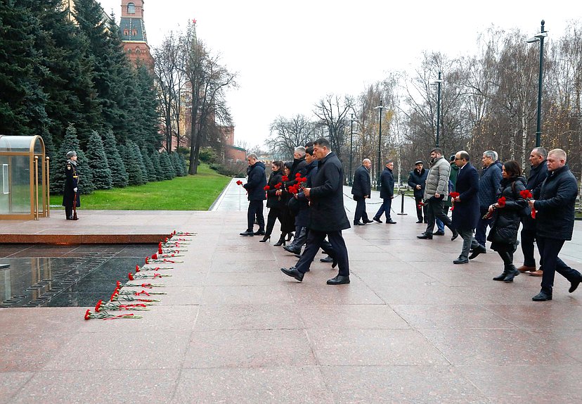 Международная конференция «Роль взаимодействия фракций политических партий и блоков в межпарламентском сотрудничестве стран СНГ». Возложение цветов к Могиле Неизвестного Солдата
