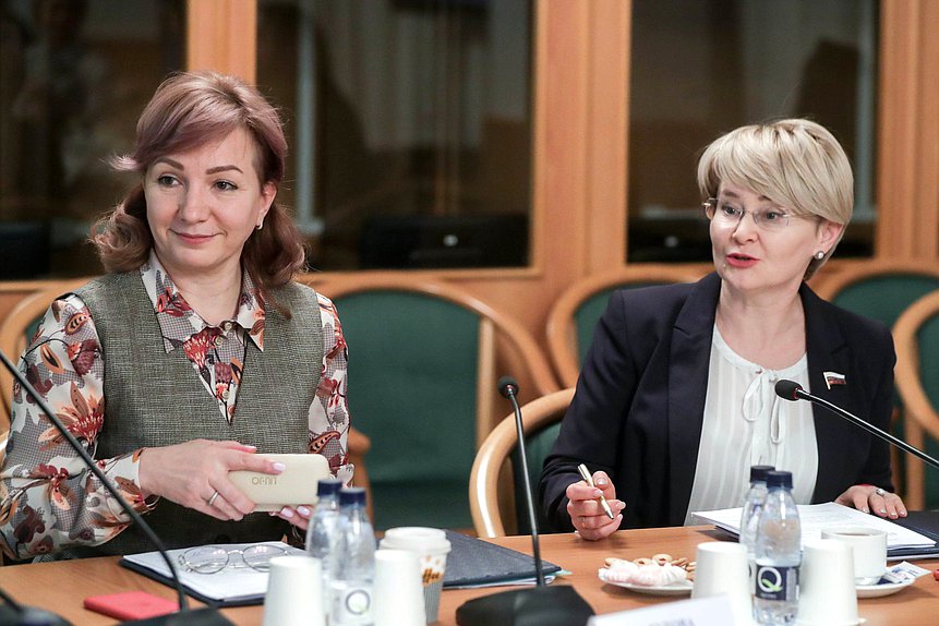 Члены Комитета по просвещению Лариса Тутова и Эльвира Аиткулова
