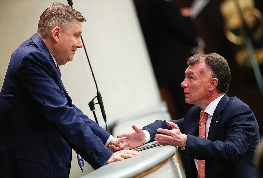 Полномочный представитель Правительства РФ в Государственной Думе Александр Синенко и Председатель Комитета по экономической политике Максим Топилин