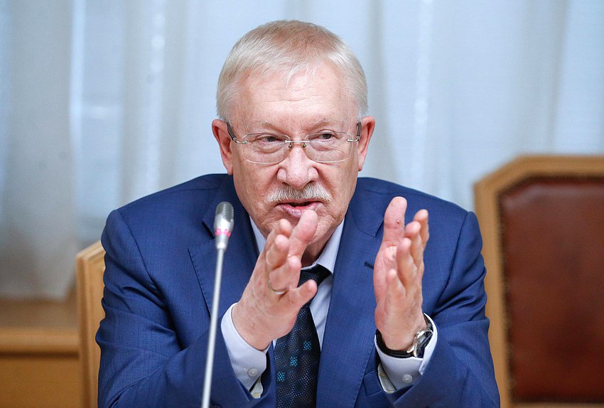 Председатель Комитета по контролю Олег Морозов