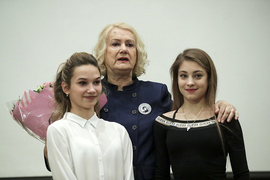 Заслуженный тренер России Елена Чайковская с воспитанницами