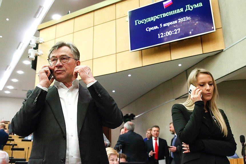 Заместитель Председателя Комитета по промышленности и торговле Александр Терентьев и Первый заместитель Председателя Комитета по просвещению Яна Лантратова