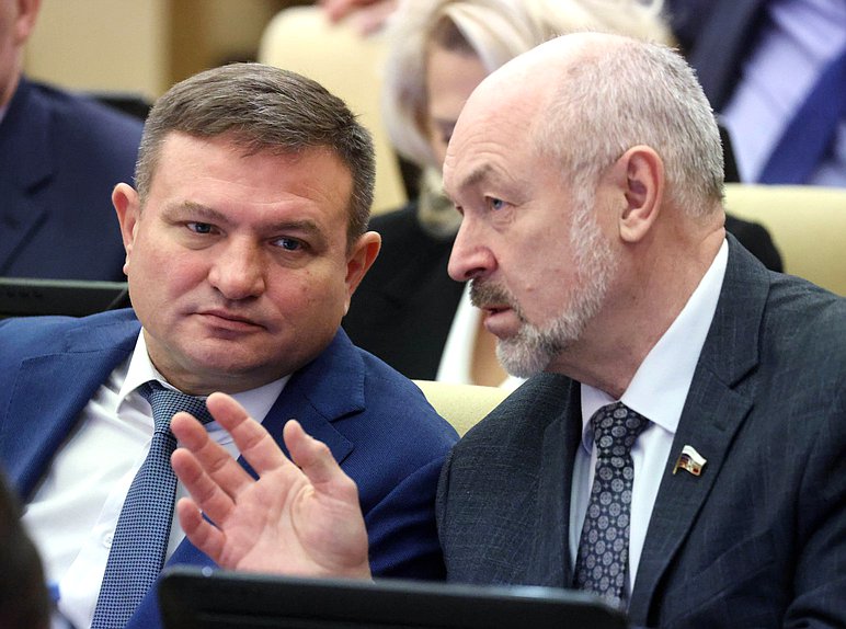 Заместитель Председателя Комитета по промышленности и торговле Александр Дроздов и член Комитета по обороне Евгений Лебедев