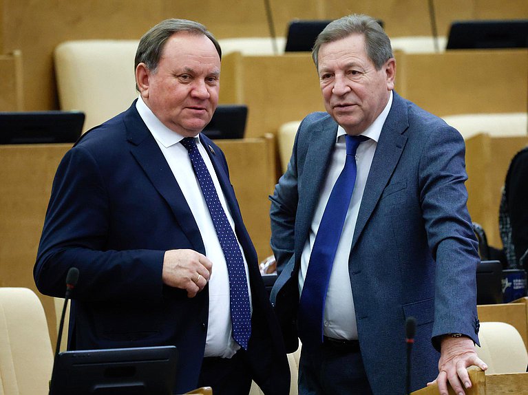 Заместитель Председателя Комитета по транспорту и развитию транспортной инфраструктуры Виктор Дерябкин и член Комитета по науке и высшему образованию Михаил Кузьмин