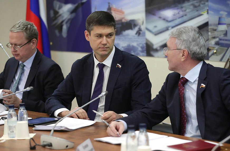 Члены Комитета по экономической политике Сергей Алтухов и Эдуард Кузнецов