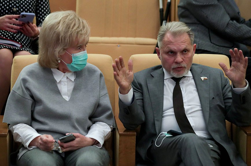 Члены Комитета по охране здоровья Тамара Фролова и Андрей Горохов